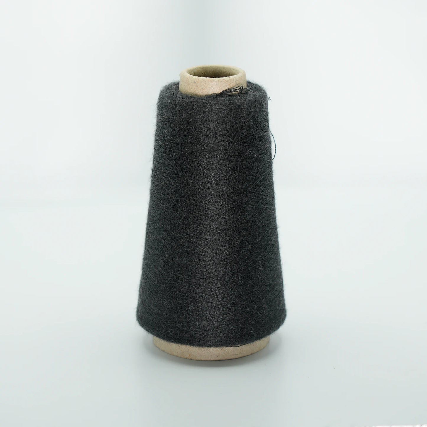 CARIAGGI JAIPUR – 150 g Kone – 70% Kaschmir 30% Seide – Charcoal Grey mit tiefem Graphit-Unterton